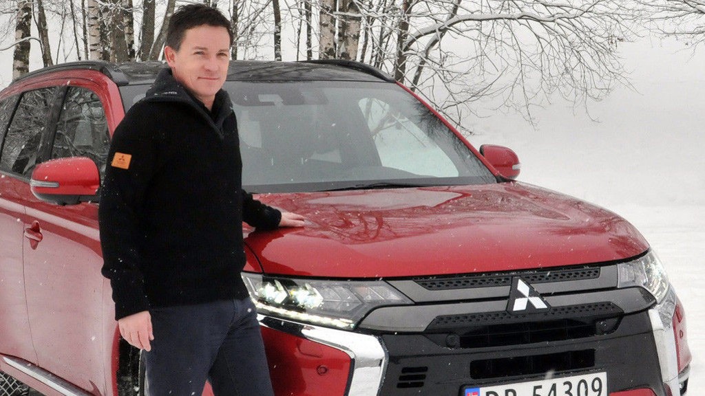 Vegard Werner foran en Mitsubishi Outlander PHEV.