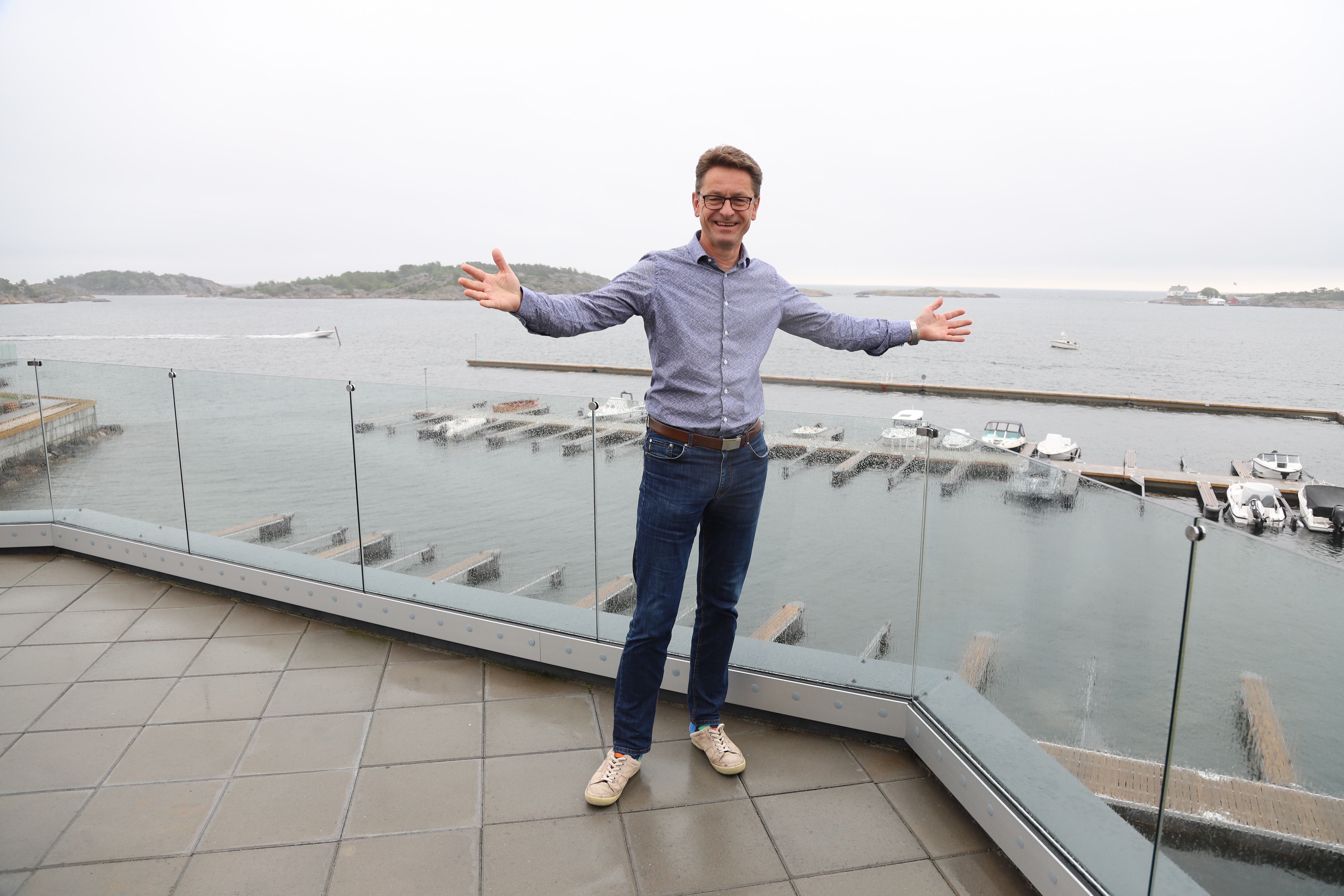 Asgeir viser frem utsikten fra balkongen
